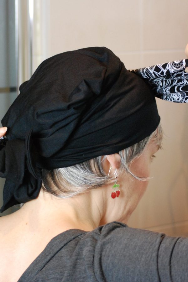 Une femme noant un foulard sur sa tête